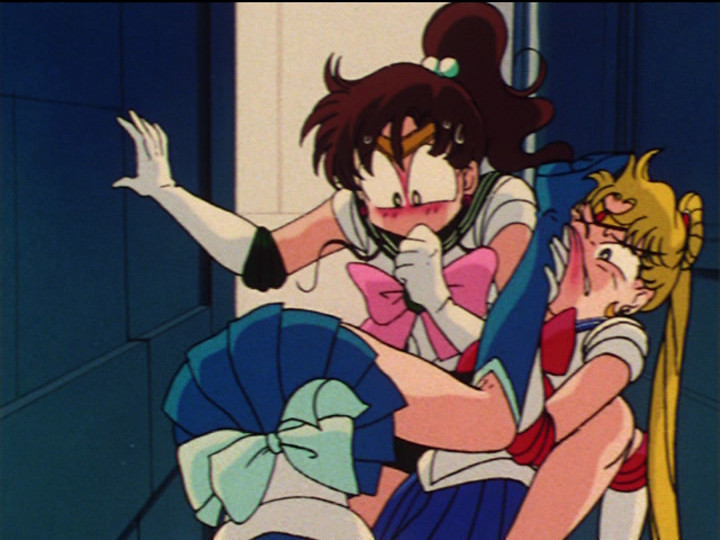 Sailor Moon episode 31 - Sailor Jupiter looks at Sailor Mercury's butt