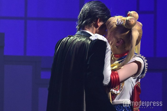 Nogizaka46 x Sailor Moon Musical - Simulated kissing